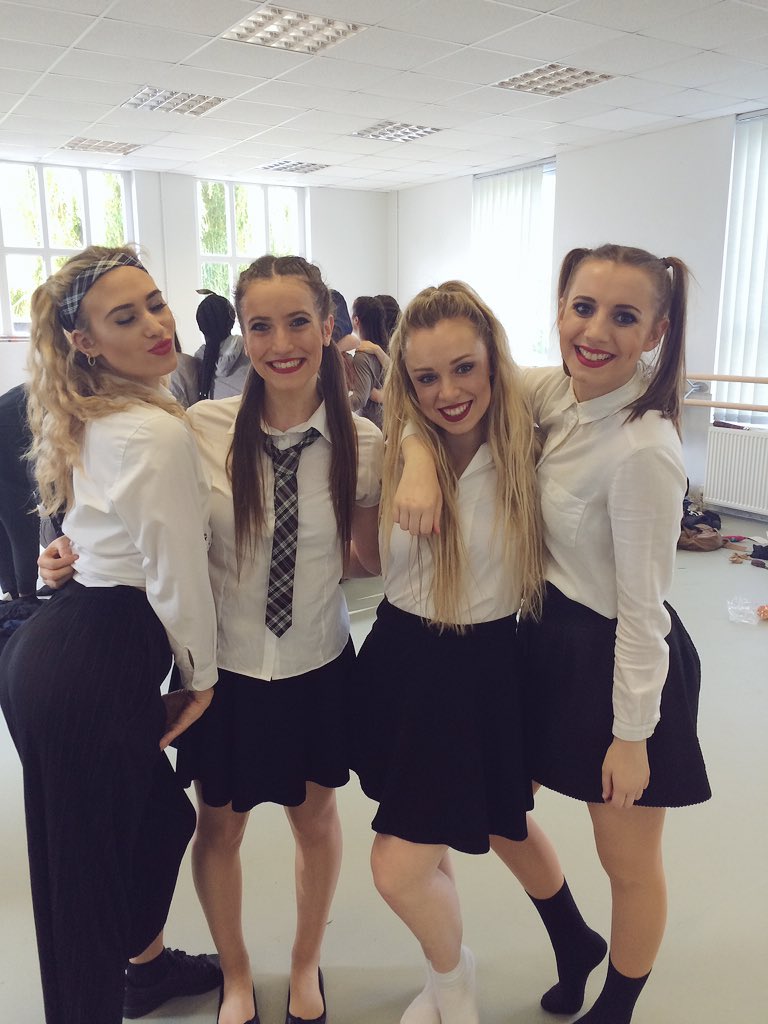 paulaa_arg's tweet photo. BUZZING FOR TOMORROW WITH MY CHICAS! #galsontour #Madrid 👯✨❤️🌴🌞 🇪🇸@stephydxx @ChloeLouise07 @katiiiaa__ https://t.co/BHF3DRSCOG