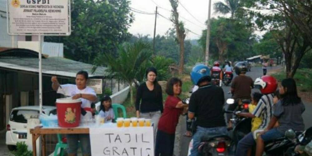 GNFI's tweet photo. Indahnya Toleransi, Jemaat Gereja Sediakan Takjil Gratis : https://t.co/FiDmPWbSYF https://t.co/386k3FKHVH