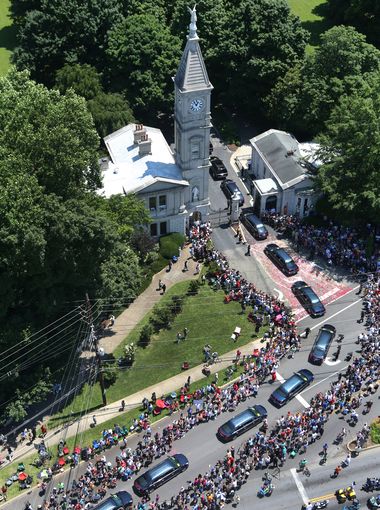courierjournal's tweet image. Yesterday's funeral procession for Muhammad Ali made for some breathtaking photos cjky.it/1UIA9FH