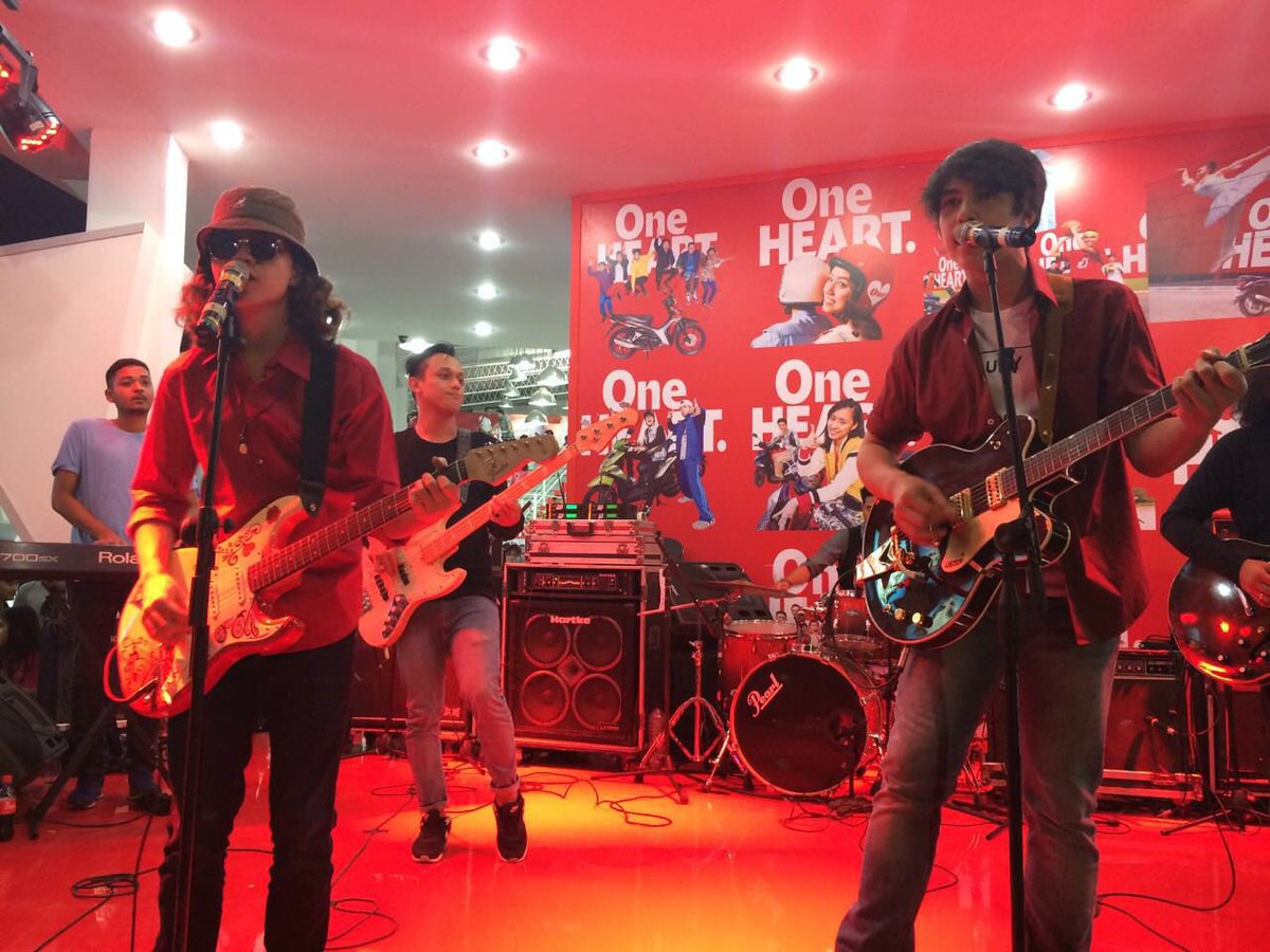 Wah <a href="/AhmadBersaudara/">Ahmad Bersaudara</a> lagi perform tuh Brosis di booth Honda. Cc: <a href="/welovehonda/">welovehonda</a> #WahanaHondaJFK