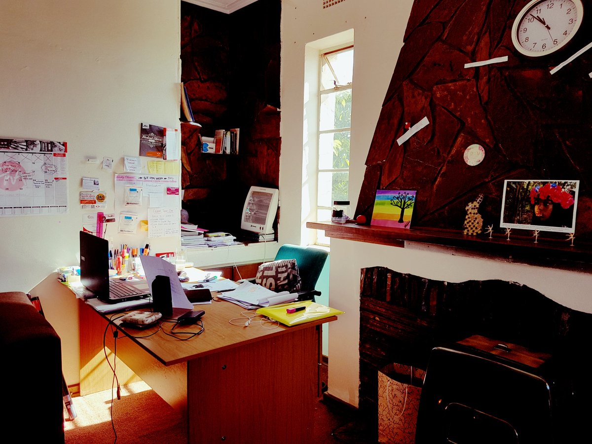 ShassyTricia's tweet image. I&apos;d like to thank my desk for the knowledge for my exams and for giving me neck stiffness. 👏👍 #FIRSTSEMESTERDONE #UJ