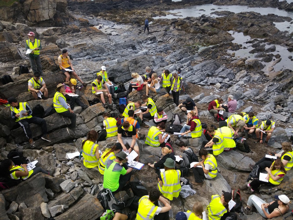 Petrology_PhD's tweet image. @UoMSEES students learning facies analysis on the south Wales cost. #geologizing