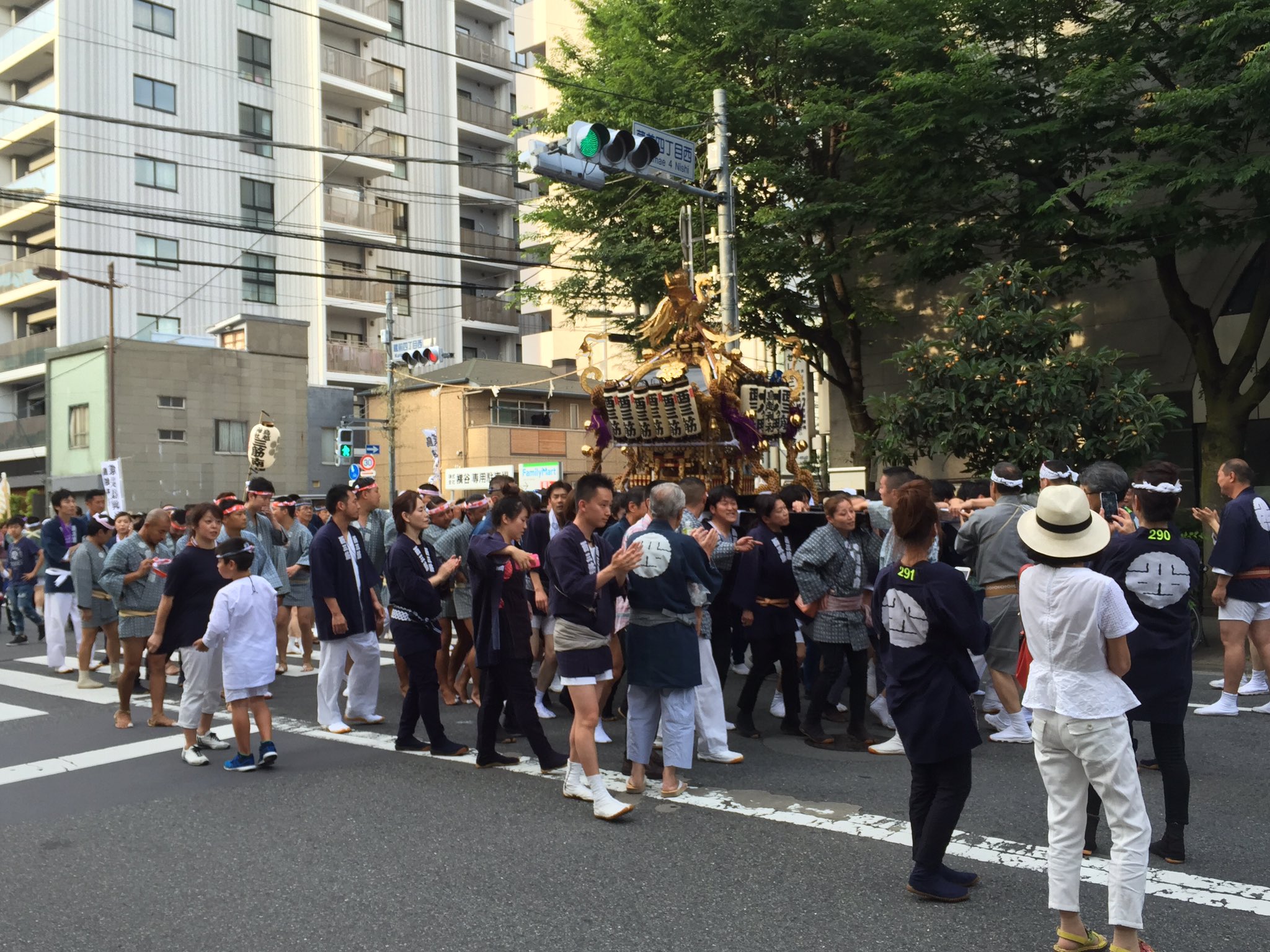 中国語と日本語でつぶやきます 西三筋町 三筋南町 三桂町和东三筋町之神轿 西三筋町 三筋南町 三桂町 三筋町 の神輿です 鳥越神社大祭 鳥越まつり T Co Pmilzfnwfp Twitter