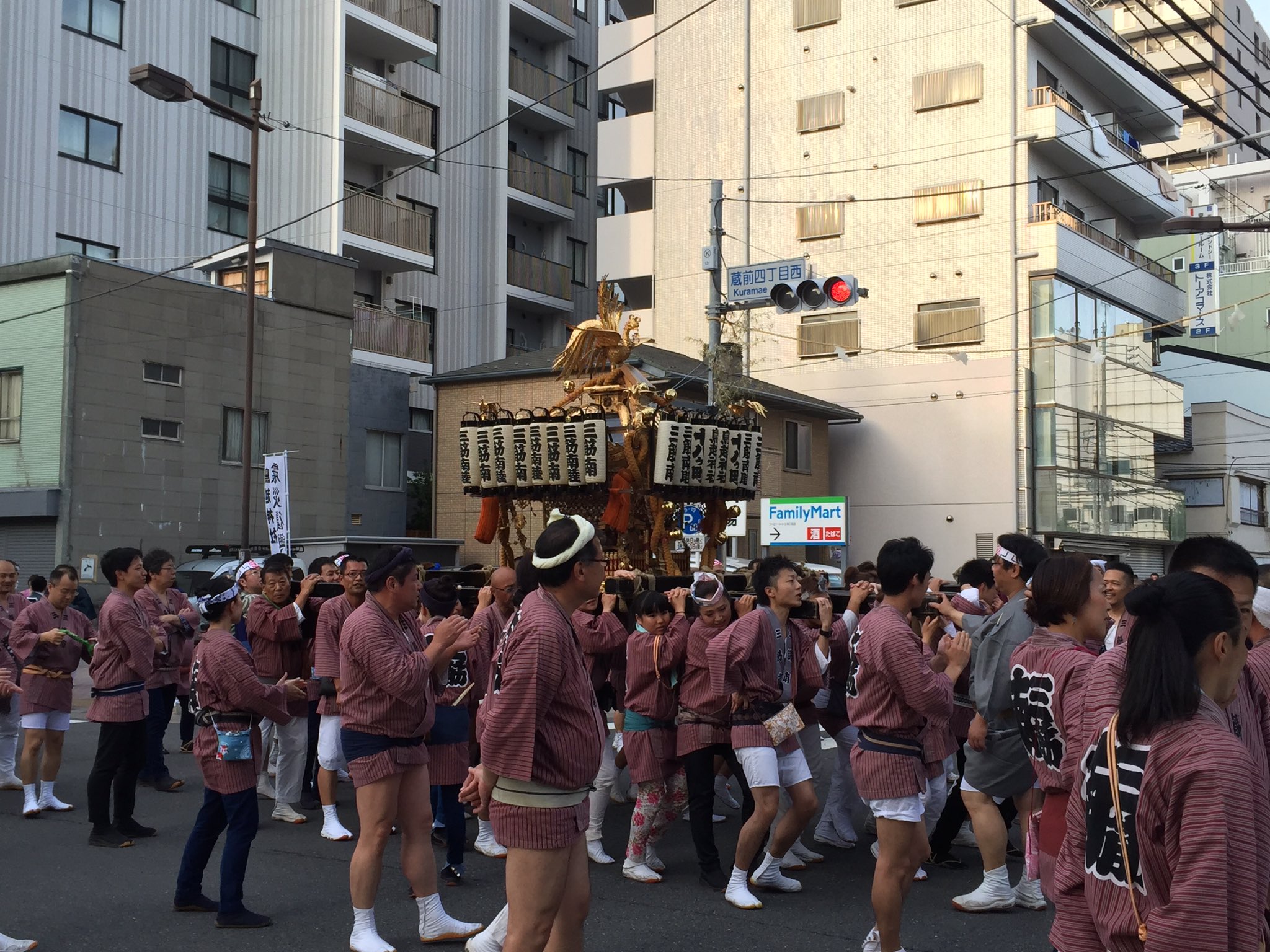 中国語と日本語でつぶやきます 西三筋町 三筋南町 三桂町和东三筋町之神轿 西三筋町 三筋南町 三桂町 三筋町 の神輿です 鳥越神社大祭 鳥越まつり T Co Pmilzfnwfp Twitter