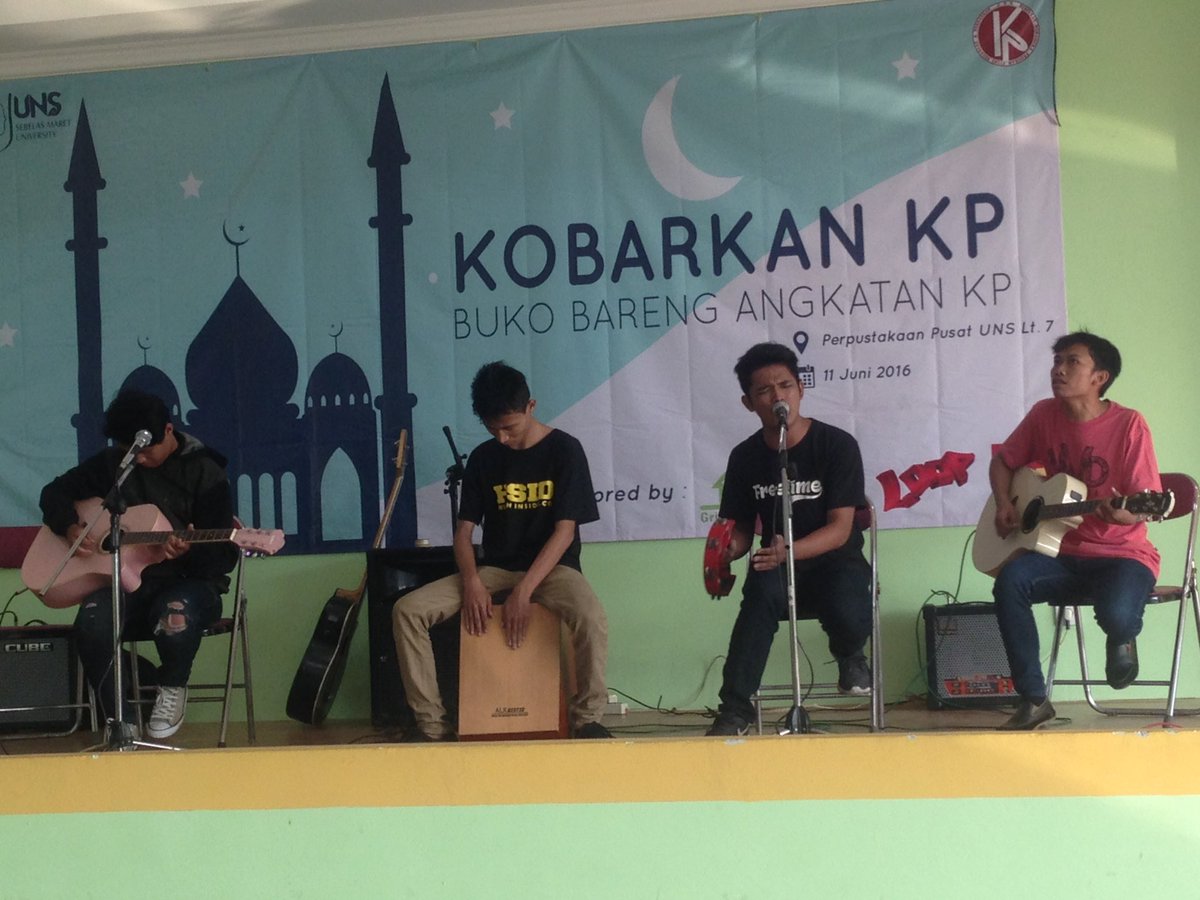 Kobarkan KP dbuka dgn perform renyah dr kakak2 "Freetime" yeay! Yuk merapat ke aula perpustakaan pusat UNS lt 7 :)