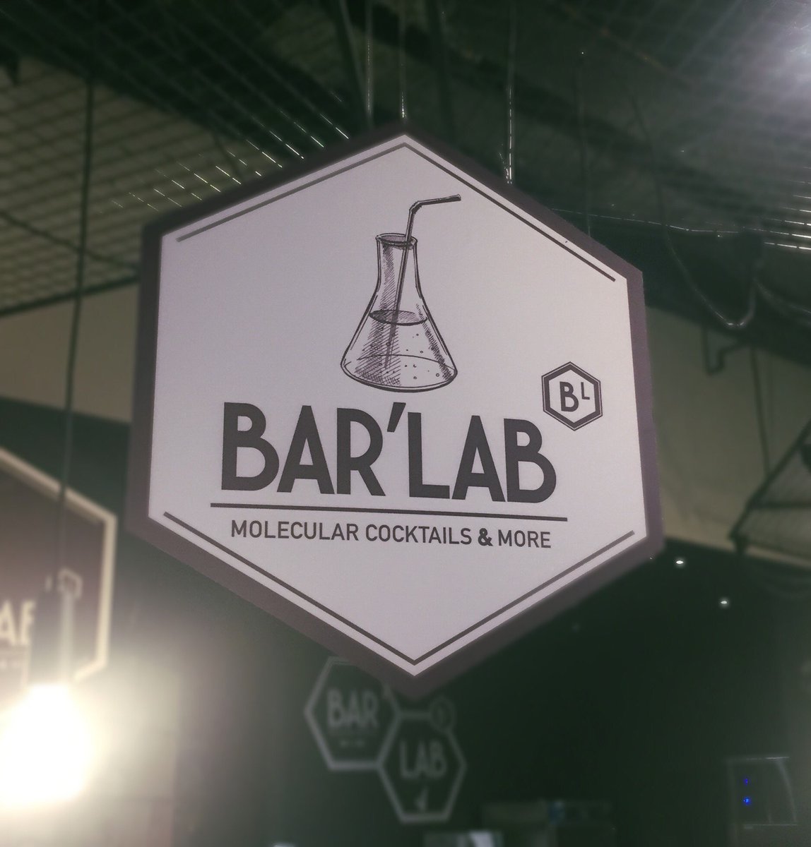 Selfimage's tweet photo. L'expérience #FuturoFooding débute maintenant par un petit déjeuner moléculaire au Bar'Lab du @futuroscope https://t.co/BczE1Kld5Y