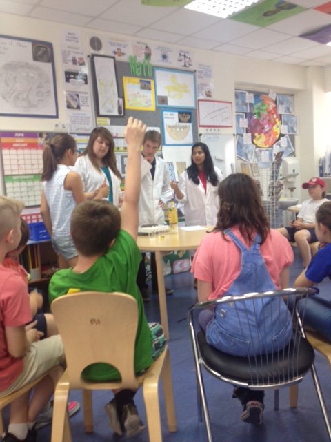 JacobOrt1's tweet photo. Group 4 sts sharing knowledge with @Psi5thGrade chemical and physical changes #psikiev https://t.co/D3Lq0AYsua
