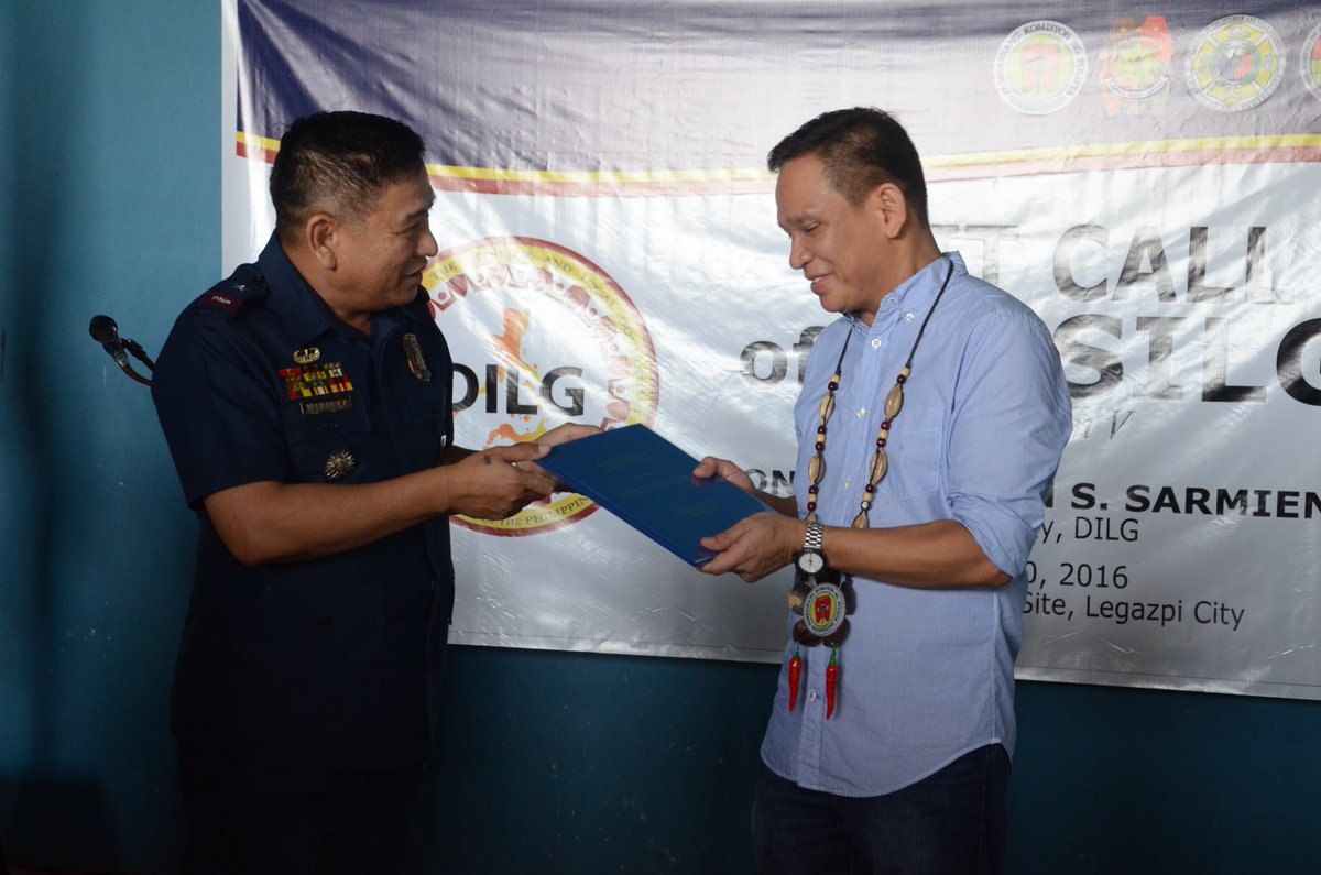 RD PRO5 PCSUPT AUGUSTO M. MARQUEZ JR presents a simple token to the SILG <a href="/pnpdpcr/">PNP Kakampi Mo</a> <a href="/pnppio/">Philippine National Police</a> @PNP_PCRG