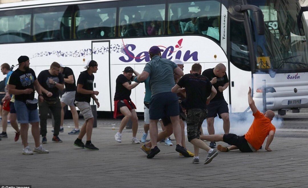 марсель 2016 россия англия драка. марсель 2016 россия англия драка. российские болельщики драка. драка евро 2016 россия англия. евро 2016 фанаты россии и англии.