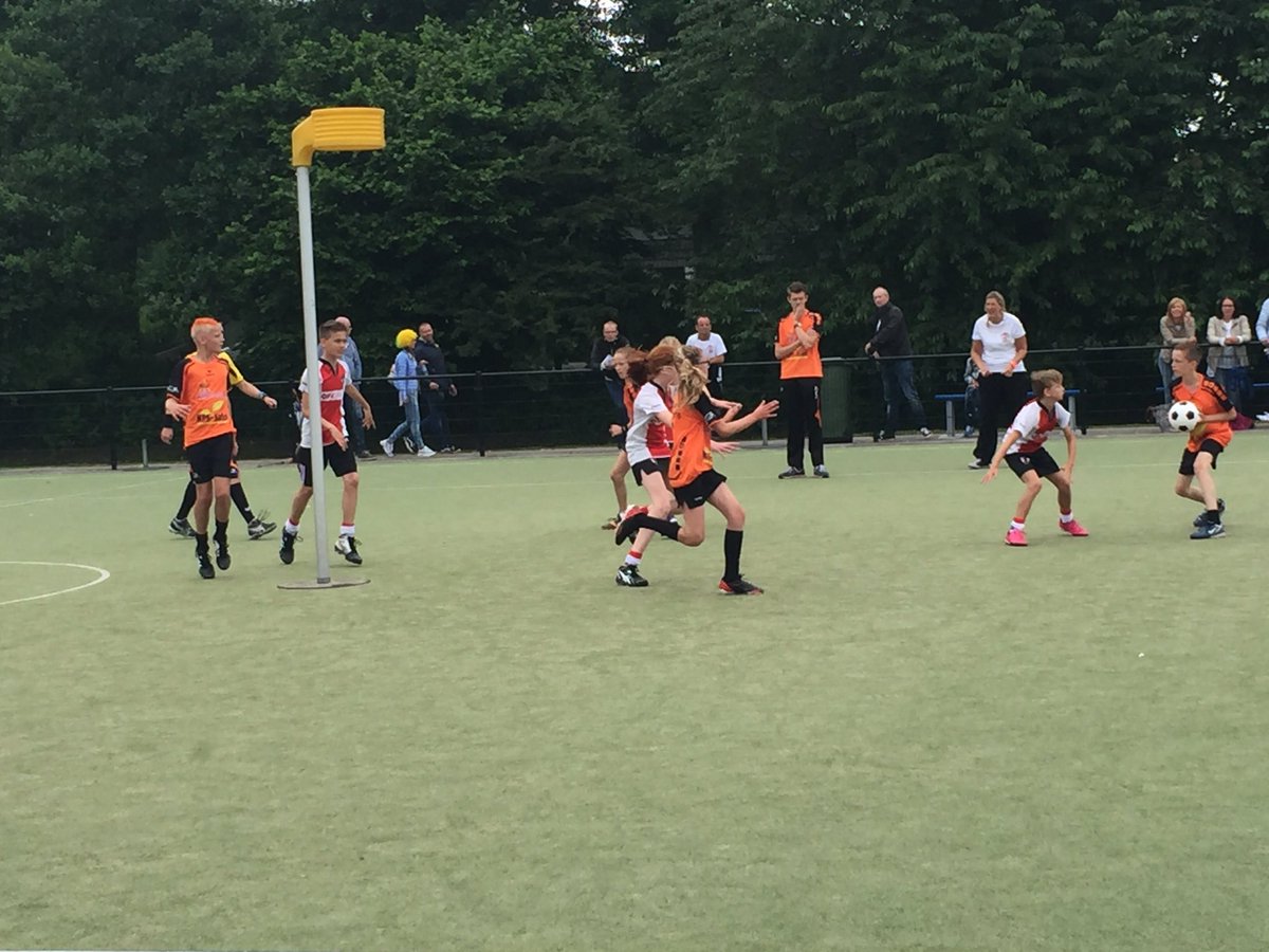 CKVVALTO's tweet image. @CKVVALTO D1 tegen @kvTOP D1 staat 5-4 bij rust. Snelle start, spannende wedstrijd! @NKD_2016 #superD1k