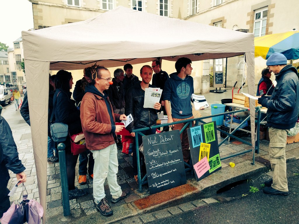 RennesDebout's tweet photo. La #démocratie a pris l'eau. Mais pas nous ! #NuitDebout #Rennes marché des Lices https://t.co/UOzkaGmRz7