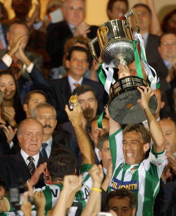 RealBetis's tweet photo. Aquel 11 de junio de 2005... ¿cómo lo recuerdas? 🙌💚 ¿Dónde y con quién viviste la segunda Copa del Rey? 🏆 https://t.co/68Kdz7KbEo