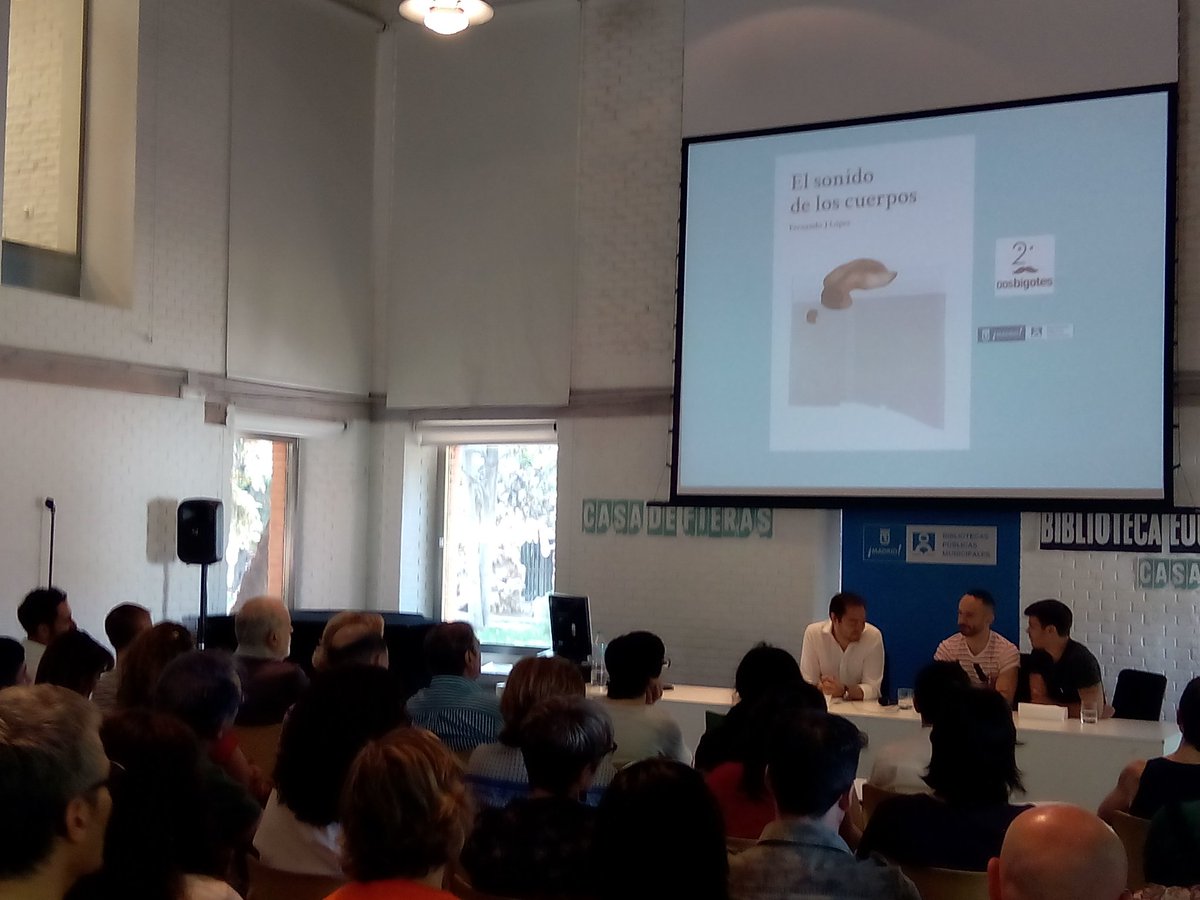 Lleno total para escuchar #elsonidodeloscuerpos de <a href="/Nando_J/">J_Nando Ramirez</a>  en #bpmETrias <a href="/FLMadrid/">Feria del Libro de Madrid</a> <a href="/DosBigotesEdit/">Editorial Dos Bigotes</a>