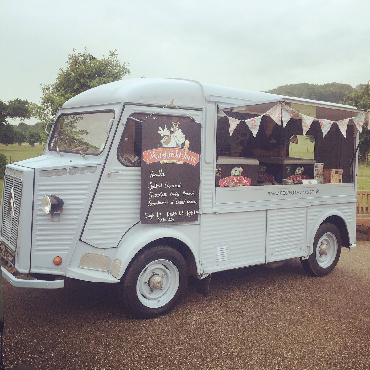 BSUCatering's tweet photo. @icecream_events @MarshfieldIces are here at @BathSpaUni serving ice cream for open day 😋🍦👏🏼 #BeBathSpa #Openday https://t.co/iipCja71lM