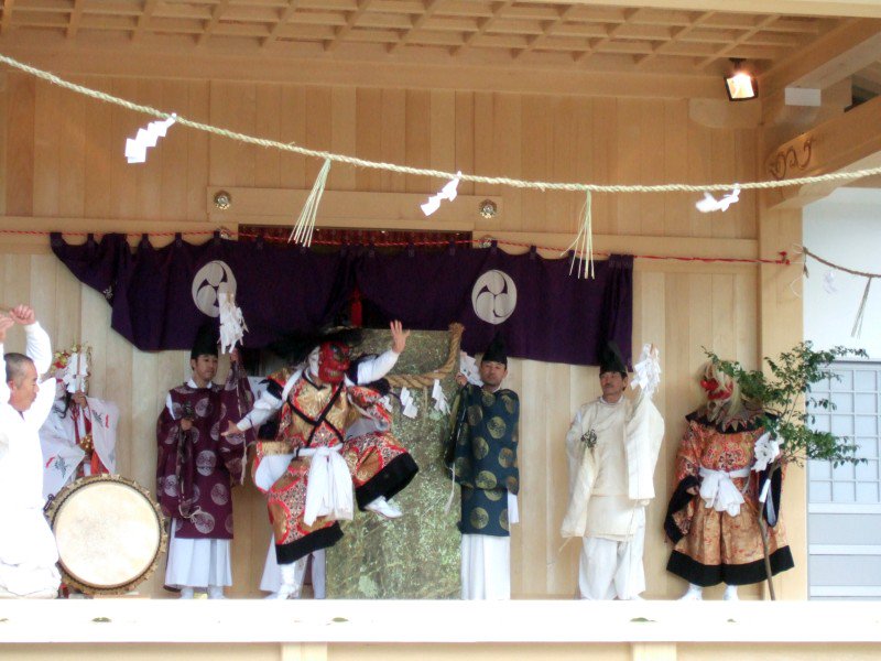 いつまで 御神楽っていうと自分の出身地である大分では 天の岩戸開き や 神逐い 大蛇退治 に 国譲り などの神話を基にした演舞を目にすることが多かったけど 全国的には巫女さんが舞うのが一般的なことだったのかな