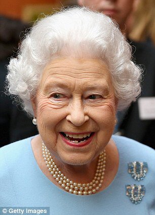 pingpinguk's tweet photo. The Queens favourite jewellery are these pearls that belonged to her grandmother! #pearls #royalty #queen https://t.co/sVxrqEbYCu