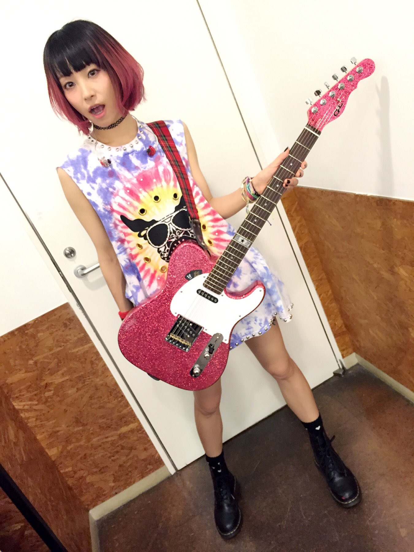 Lisa On Twitter じゃじゃーんっ 実は 今日ライブで弾いていたギターは オリジナルでlisaモデルをg Amp L様で作っていただきました Lisaピンク ラメ ちょーかわいい Https T Co Js722gu4ko Twitter