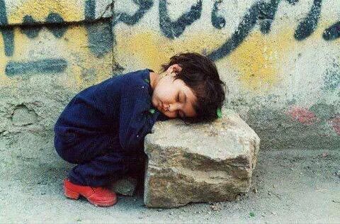 ايتمواطفال حرموامن حنان ام وامان اب
ضموآ الضخورفـ وجدوآ بهاالامان اكثر
من قلوب بعض البشرحسبنا الله من تسبب
في تشردكم