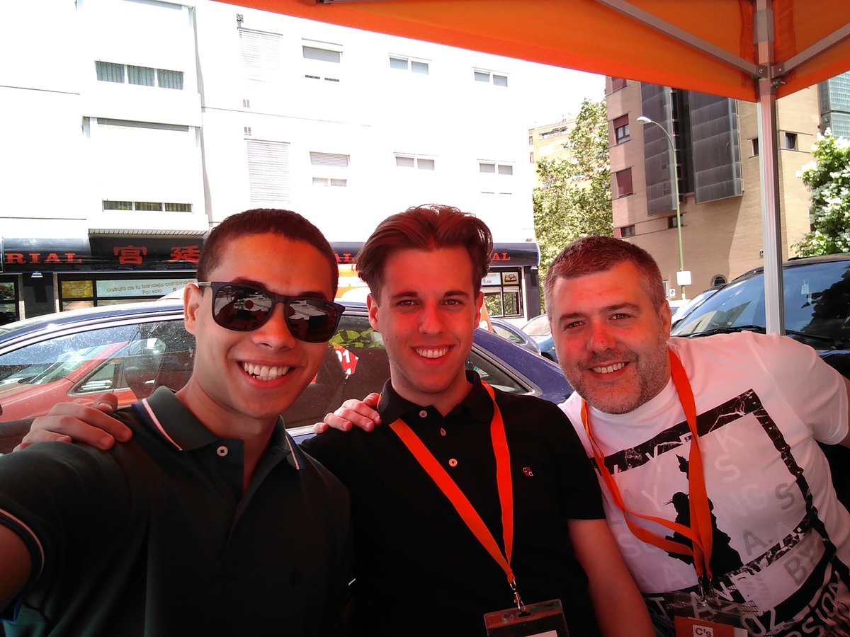 antonioriveratv's tweet image. Con @Josearvi &amp;amp; @David__EF entregando en la sede de @CiudadanosCs  los #Kits de #VoluntariadoCs #CambioAMejor