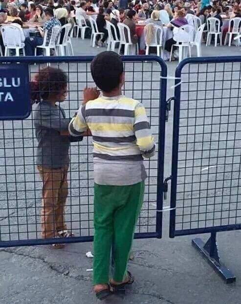 Açların halinden anlamak için oruç tutanlar iftar açıyor. Ve 
açlar da onları izliyor.. Orucu halen anlayamamışız..