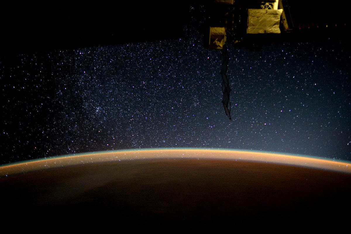 astro_timpeake's tweet photo. Listening to @coldplay 🎵A Sky Full of Stars🎵…it sure is! https://t.co/l8ZyPcO52t https://t.co/8csuCYLxrr