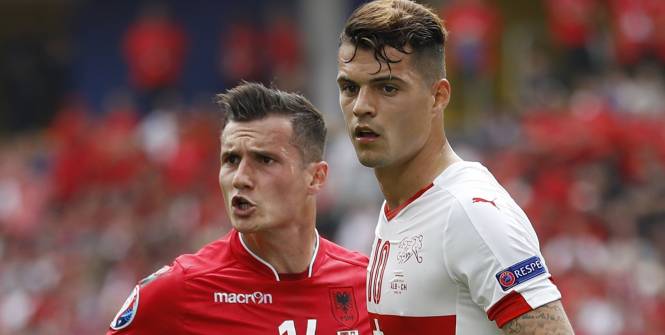 lequipe's tweet photo. La mère des frères Xhaka ne fait pas de jaloux https://t.co/wWsWFy7pBJ https://t.co/CIJNKs3Bfr