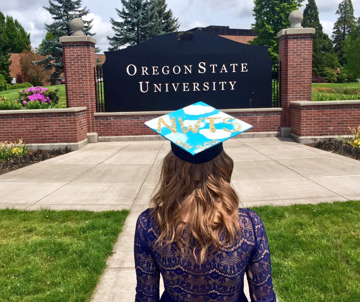 MGrandorff's tweet photo. How has it been a year 😳 #BeaverGrads #Congrats2016 https://t.co/rnr1uxAElr
