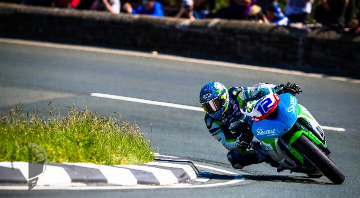 londonbikers's tweet photo. #DeanHarrison styling it up on his #SiliconeEngineering #Kawasaki #iomtt2016 #roadracing @iom_tt @IOMTTPHOTOS https://t.co/1YPgwKIRfm