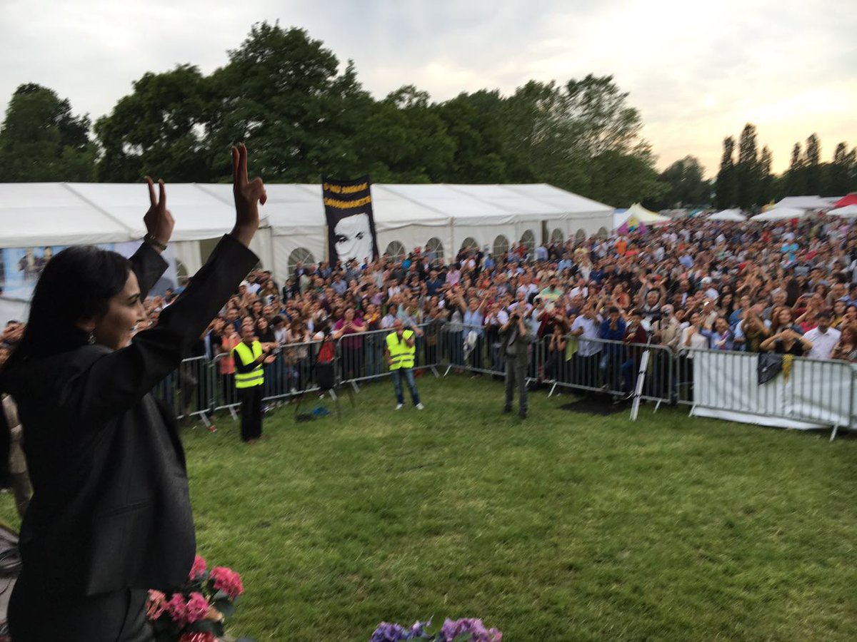 DEMGenelMerkezi's tweet photo. #Yüksekdağ, Frankfurt'ta Dersim Kültür Festivali'nde konuşuyor. Tv10'da CANLI: https://t.co/3S1F3NSbDp https://t.co/JOUG6hL5zl