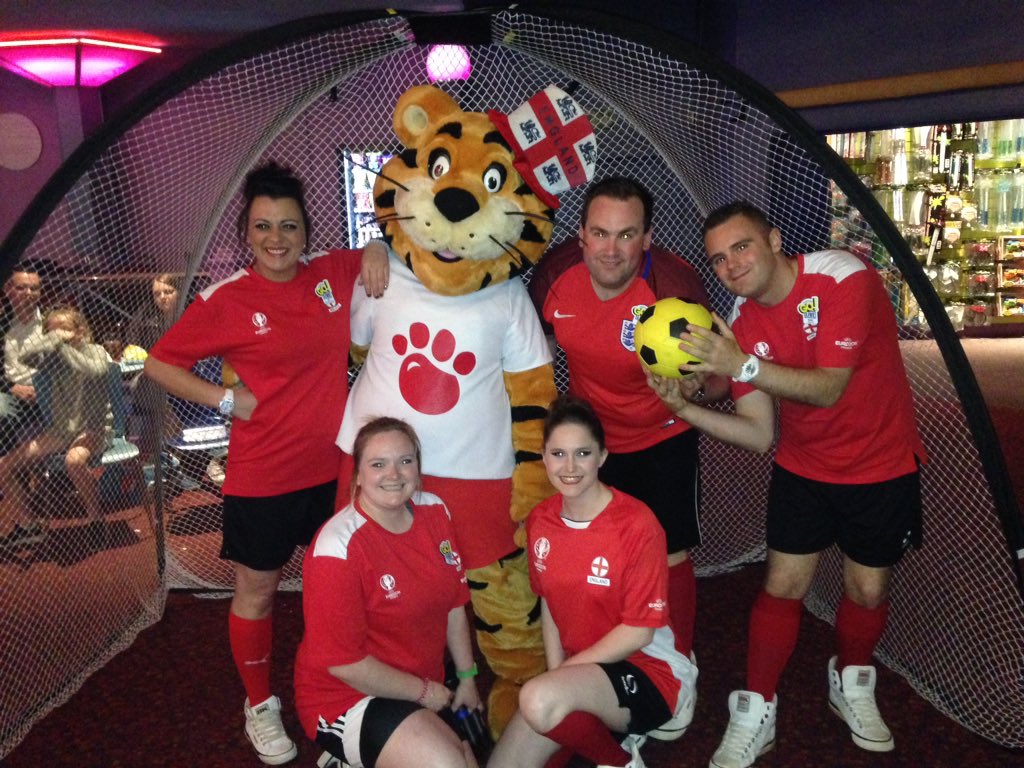 skierika's tweet photo. @FunStarsGoLive Funstars n Rory getting ready for our Goal Live and the match tonight #goldensands! https://t.co/9AC9hWNByA