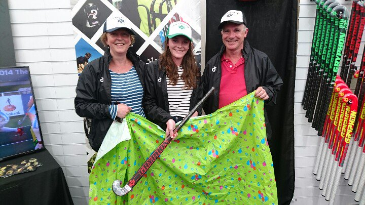 <a href="/SamanthaQuek/">Sam Quek</a> <a href="/Clare_Poole96/">Clare</a> The Poole family with THAT poncho and Clare's new @gryphonhockeyUK stick! #HCT2016