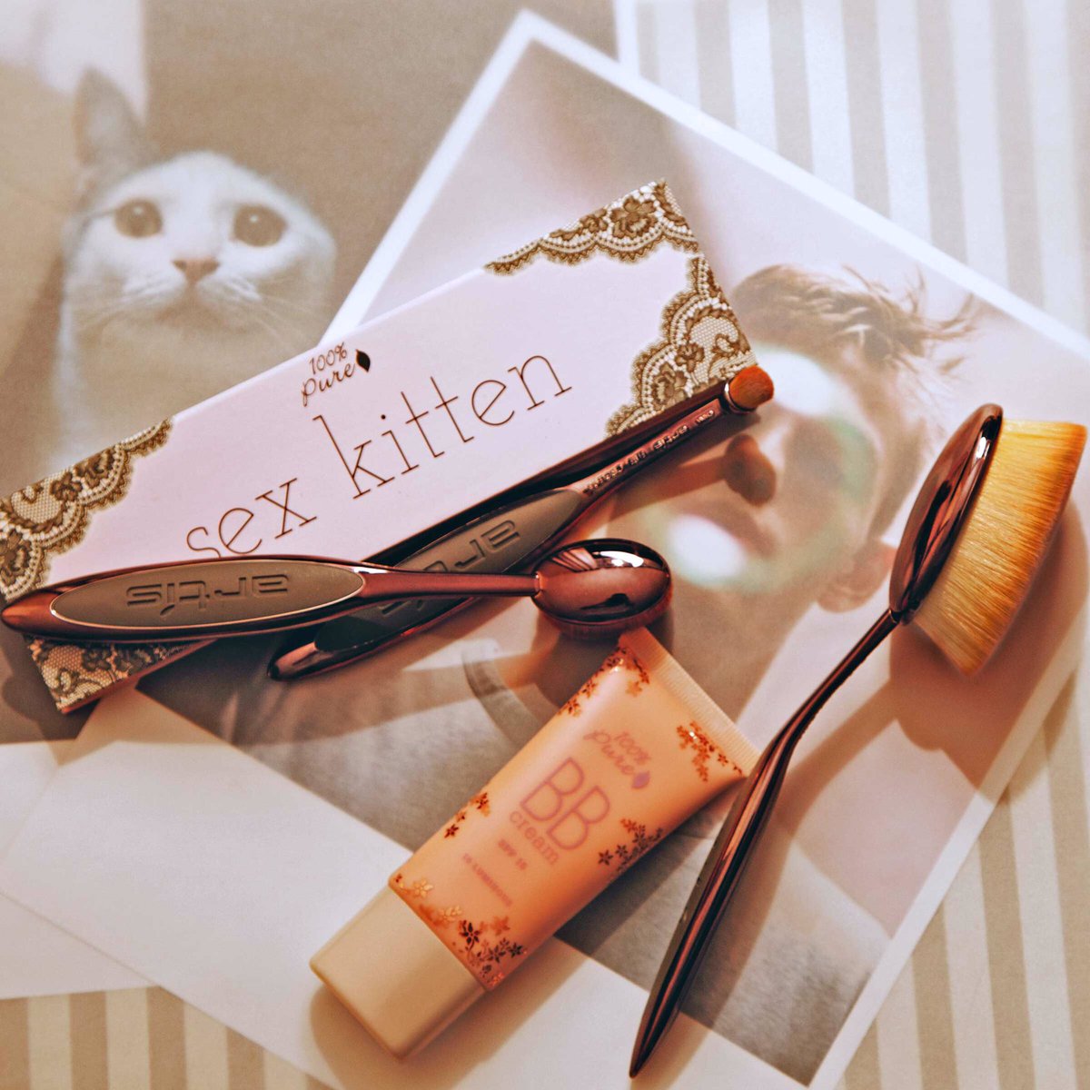 _byartis's tweet photo. Life feels @100percentpure with the Sex Kitten Eyeshadow Palette, BB cream, and some #SmokeCollection favorites ❤️ https://t.co/UZLH5JbKQk