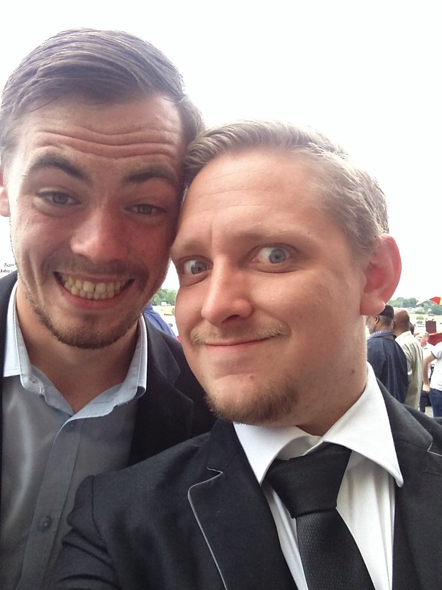 heelas88's tweet photo. #Sandownselfie https://t.co/LfCnHi66pz