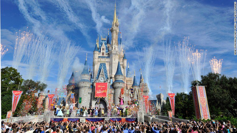 TurnerInsur's tweet image. World's 25 most popular amusement parks - cnn.it/1PglS1C