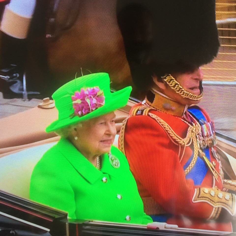 pingpinguk's tweet photo. The Queen rocking fluro and of course her stunning #pearls! https://t.co/EofSPgAFWI