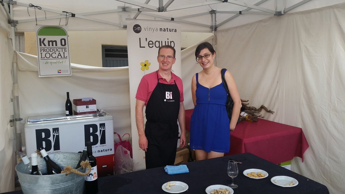 TotCV_com's tweet photo. Con nuestros amigos de #VinyaNatura en la Fira de les Useres @CSRutadeSabor @IGPcastello @GVAagroambient https://t.co/RJ3RZs6OvQ