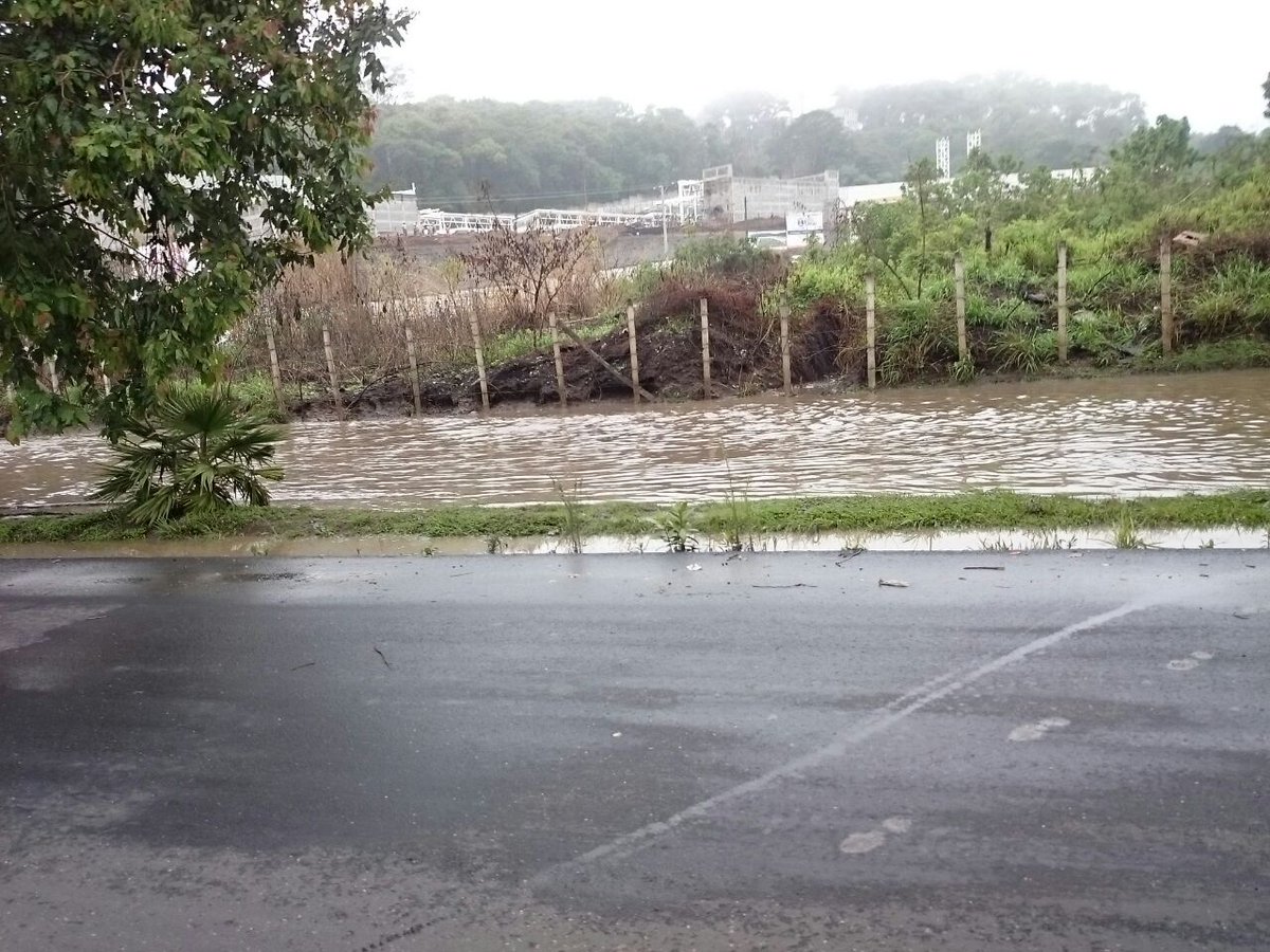 EmixtraPablo's tweet photo. Empozamiento en Carretera Minerva zona 11 tome sus precauciones. PMT apoya en el lugar #TránsitoMixco https://t.co/tlwD4iHqjy