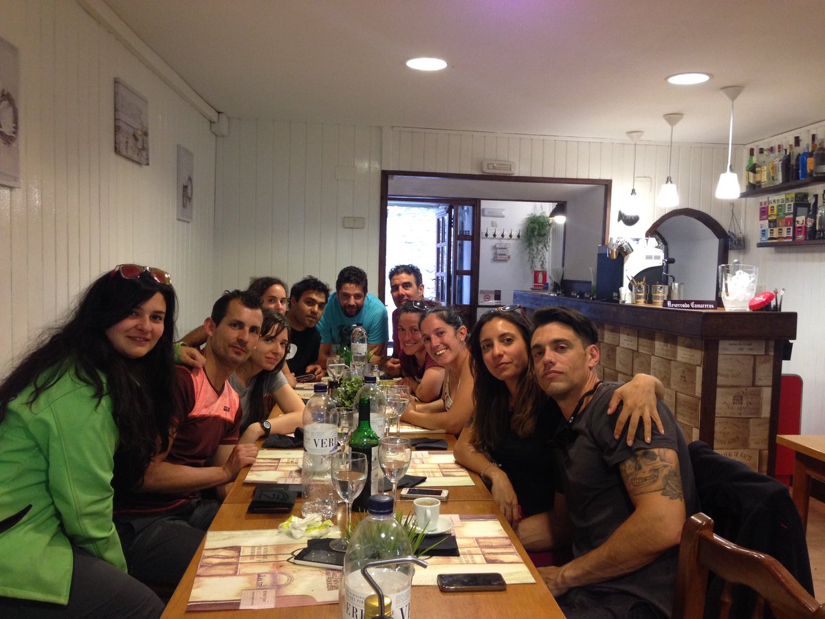 La #manadatricantina cogiendo fuerzas para la primera etapa del #pirineosdogfestival #extremcanicross