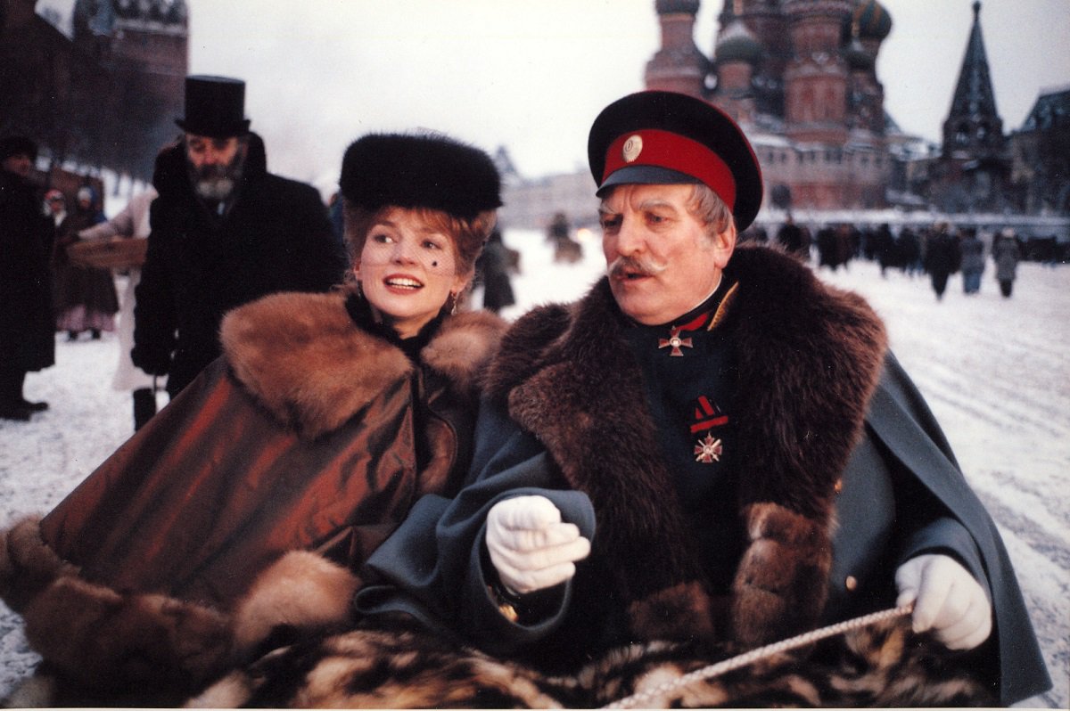 坂本葵 シベリアの理髪師 ジュリア オーモンド演じる主人公のジェーン 軍人の未亡人を名乗っている が ほんとに魅力的なんですよ トルストイ君が夢中になっちゃうのわかる 士官学校長のラドロフ将軍ともお似合いの大人カップル