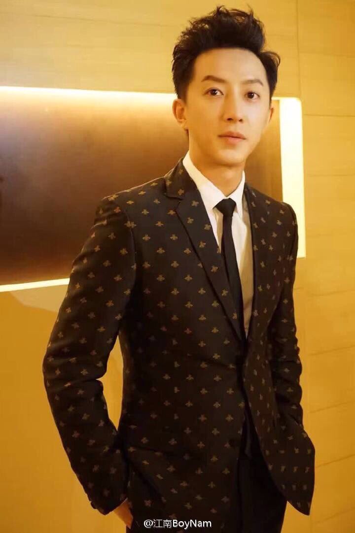 hankyungclub's tweet photo. จับลิงมาใส่สูทหน่อยยยยย 🐒🐵 สูทจากแบรนด์ Gucci และรองเท้าจากแบรนด์ Christian Louboutin cr:BOYNAM https://t.co/dYXxieq28v