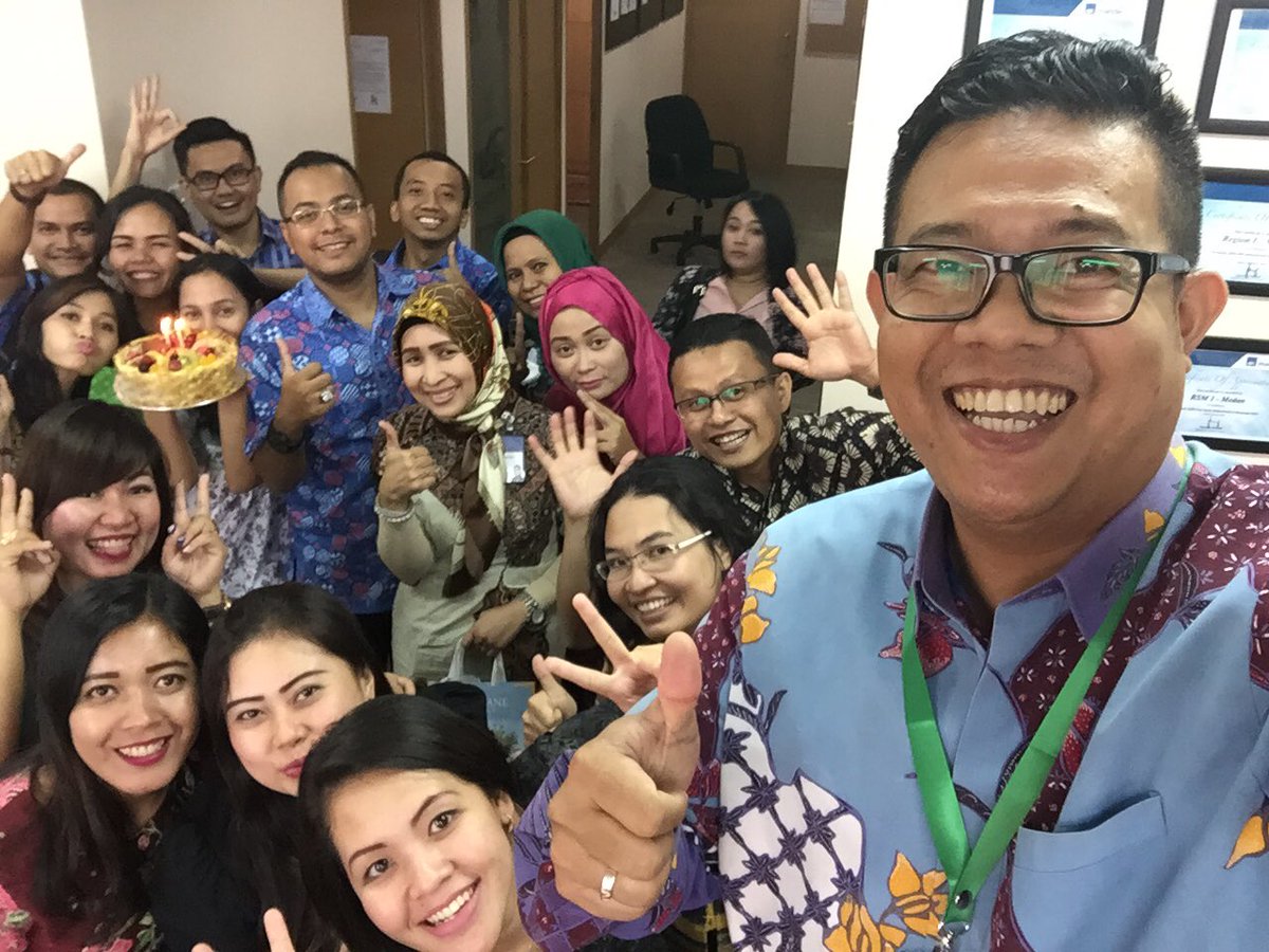 ananditho's tweet photo. Me with Region 1 AMFS team 👏👍 this June must be triple green 💚💚💚 #proudofaxaMandiri https://t.co/Df5XgEFilN