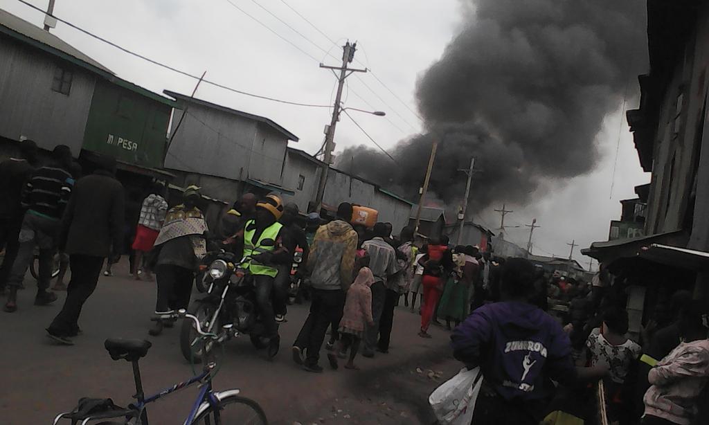 JonGwayo's tweet photo. Kibera on fire near Nyando Bar. https://t.co/yOttWnXTdz