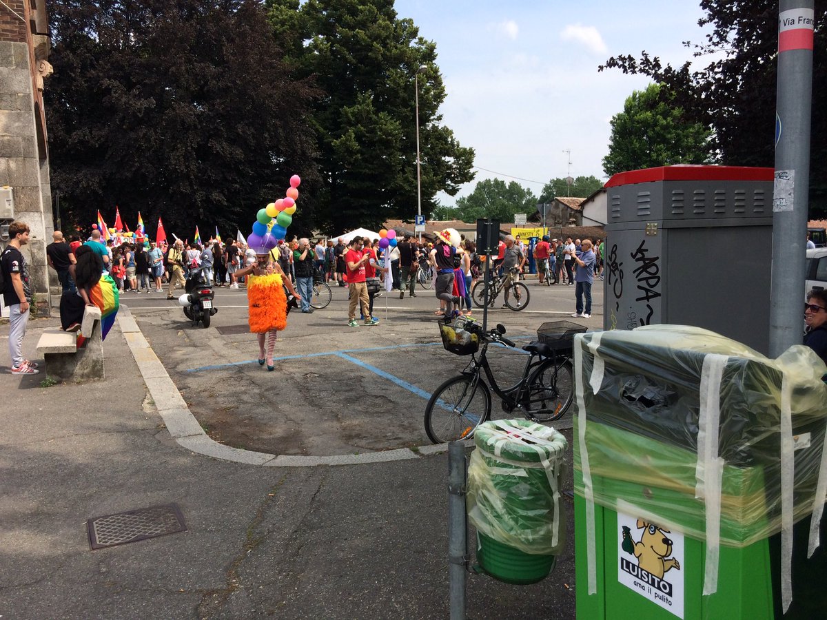 GabrieleConta's tweet photo. Cestini coperti con sacchi plastica e chiusi con nastro adesivo per il #paviapride #Pavia @provinciapavese https://t.co/DuHpw1tIiK