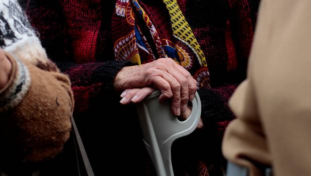 24HorasTVN's tweet photo. Un ejemplo: Adultos mayores de Aysén viajarán gratis en colectivos →https://t.co/3tQj8JsE6i https://t.co/0CxRRmj6UQ