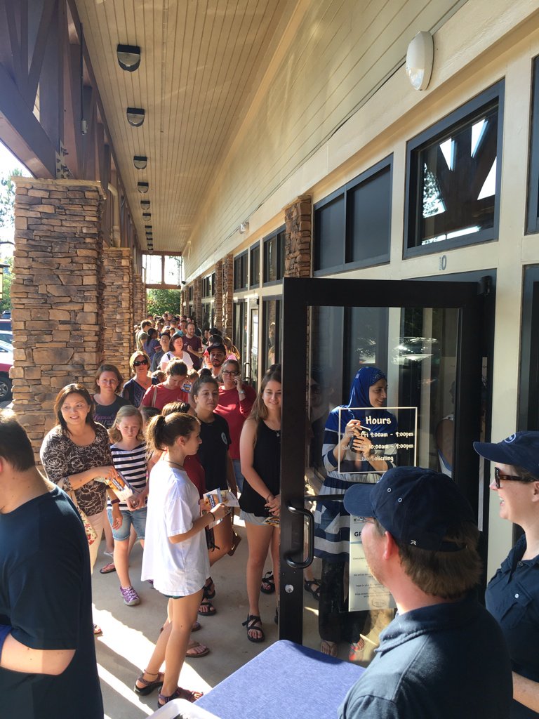 tiffstreats's tweet photo. Going strong at our #Alpharetta grand opening! 9-4 only... come by the new store to get cookies for just $1/dozen. https://t.co/kVKnN8iX7j