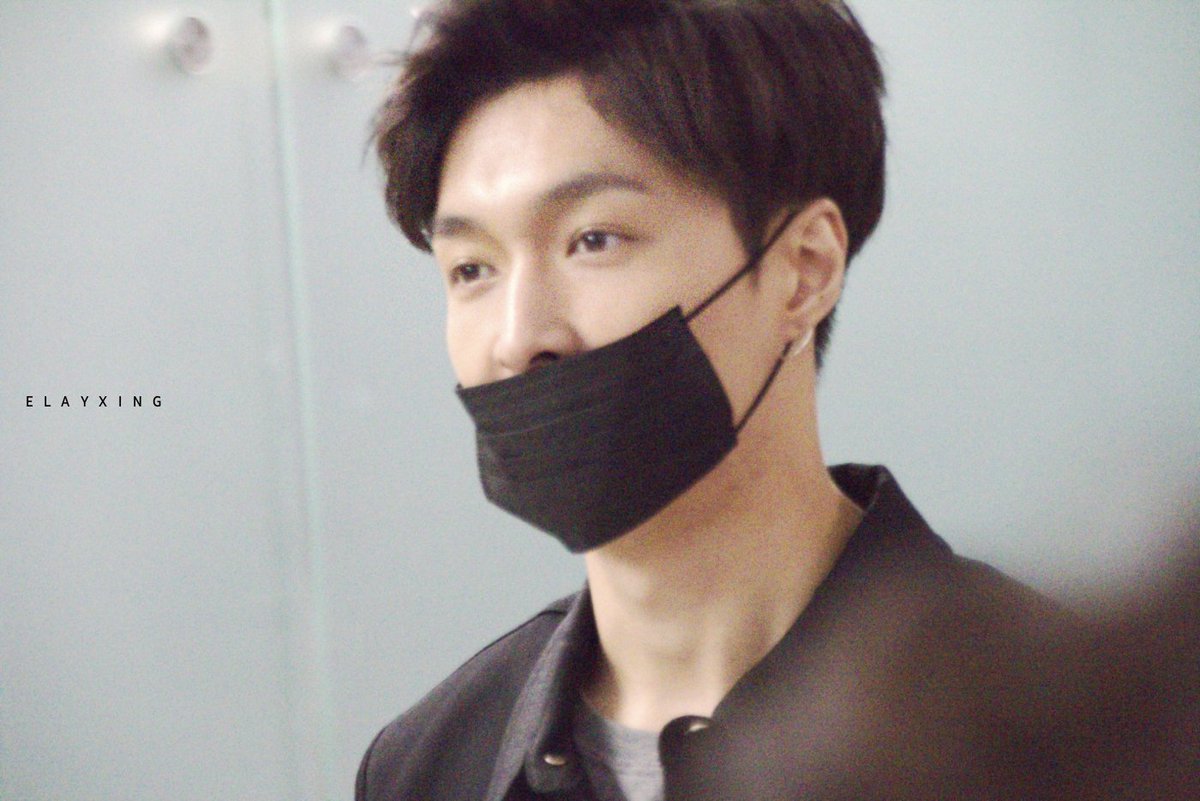 elayxing's tweet photo. 160527 #EXO #Lay #레이 #장이씽
가슴에 묻으려 했지만 그냥 올려보아욜 깐씽은 같이 보는거니까..😂
보시다시피 노이즈 너무 심해서 링크는 안올료요오 https://t.co/OCkf8BYBUc