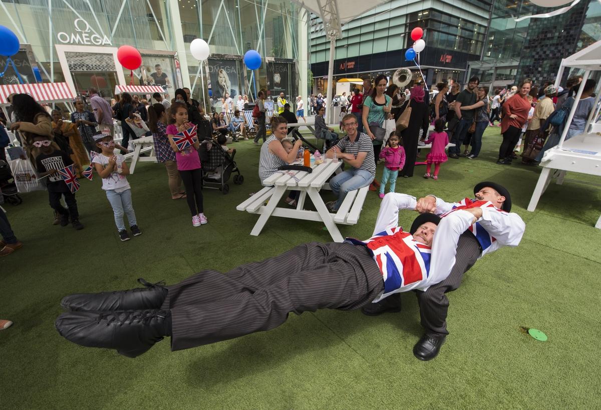 Visit the Street now to enjoy our live entertainment &amp; delicious food from our pop up food carts! 👑 #QueensBirthday