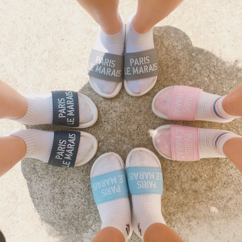 korea_seol's tweet photo. 高校生に人気の友情アイテム🇰🇷💙
shoopenのモチスリッパ！
全6色👍🏻✨
価格なんと10000ウォン！
とても軽くて歩きやすいそうです🚶🏻 https://t.co/4BkmyuVyJM