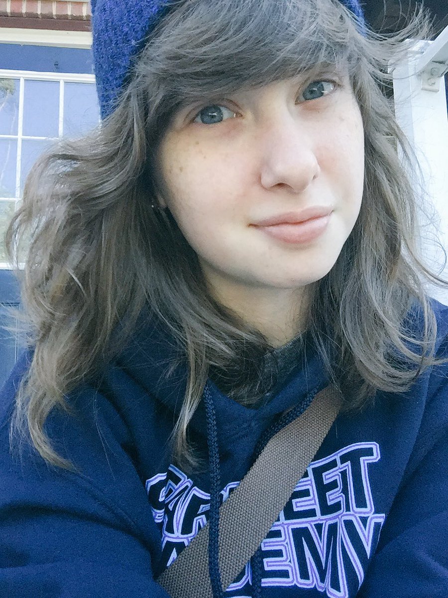 lunastris's tweet photo. some actually cute selfies from graduation day since all the ones in my gown were ehh https://t.co/tFxpucOyJ2