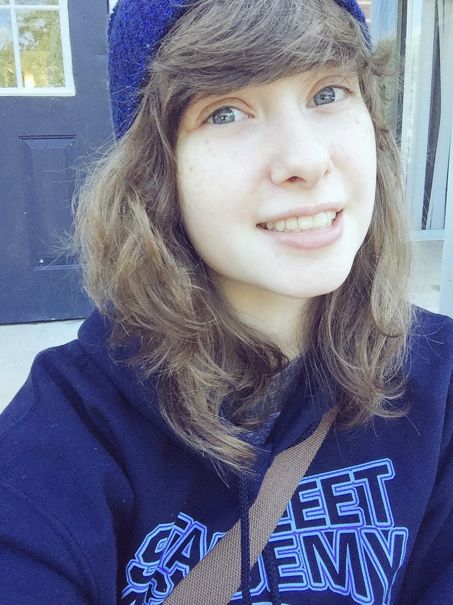 lunastris's tweet photo. some actually cute selfies from graduation day since all the ones in my gown were ehh https://t.co/tFxpucOyJ2